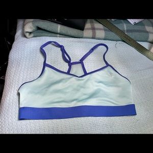 Thin sports bra with mesh back